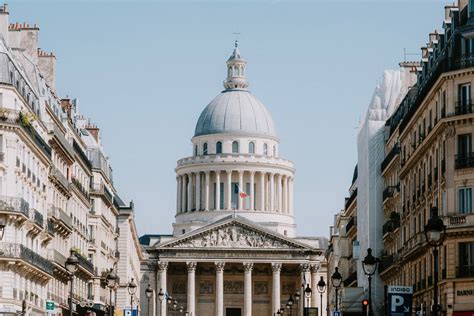Paris .